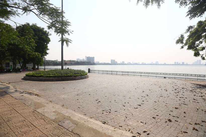 Khu vực Hồ Tây vốn rất thu hút giới trẻ cũng vắng lặng vì thời tiết nắng nóng. Ảnh: Tiền Phong