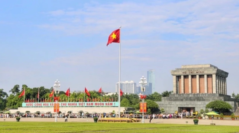 Du khách viếng Lăng Chủ tịch Hồ Chí Minh. (Ảnh: SGGP)