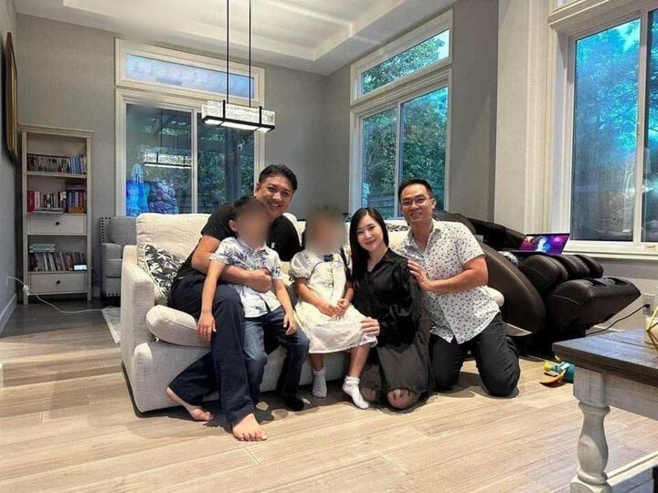 Hương Tràm chụp hình với hai bé sinh đôi. Ảnh: VTC News