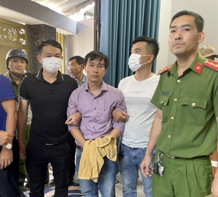 Cơ quan chức năng tiến hành khám xét nhà của Danh Sơn. Ảnh: Tuổi Trẻ