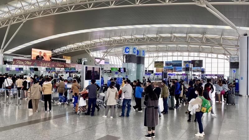 Sân bay Nội Bài và Tân Sơn Nhất đón hơn 209.600 khách trong ngày đầu nghỉ lễ 30/4-1/5. Ảnh: VnEconomy