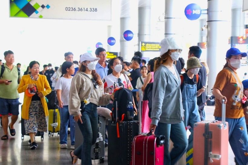 Du khách tại sân bay Đà Nẵng. Ảnh: Pháp luật TP.HCM