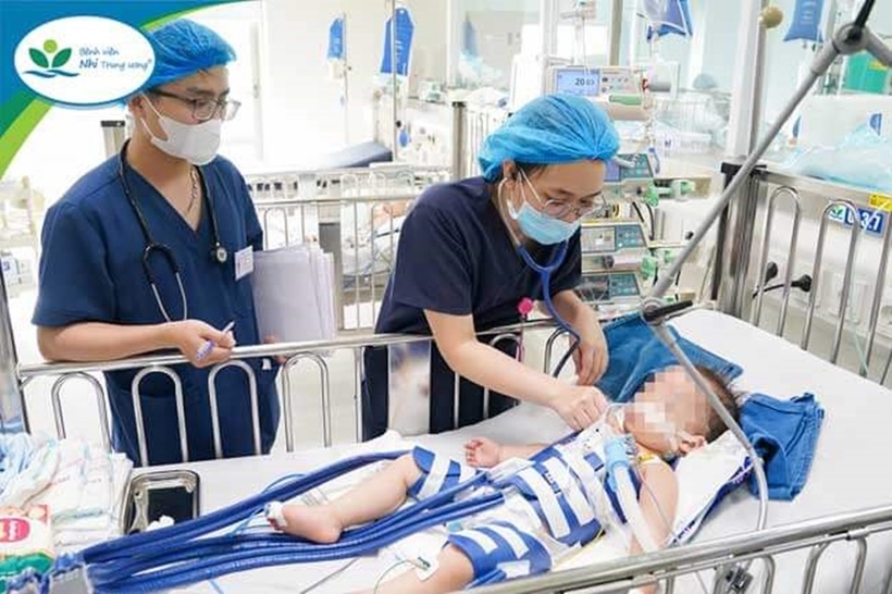 Do tiên lượng nặng nề nên hiện tại, trẻ vẫn đang trong giai đoạn hạ nhiệt độ bảo vệ não. Ảnh: BVCC.