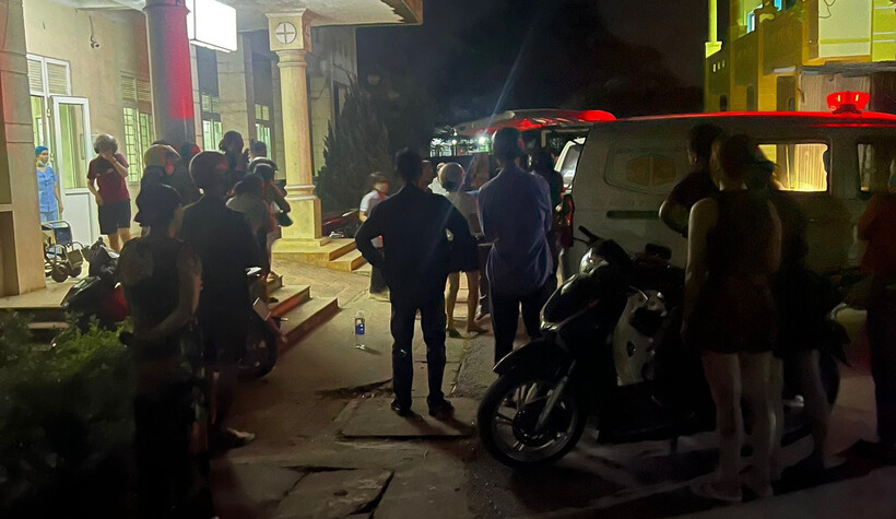 Người mẹ gào khóc, gọi tên 2 con trong vô vọng khi xe cấp cứu chở thi thể 2 cháu bé xấu số về nhà. Ảnh: Báo Đại đoàn kết.