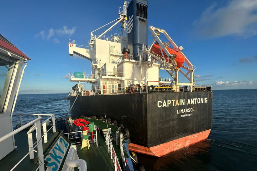 Tàu Captain Antonis khi được tàu kéo đưa khỏi vùng mắc cạn. (Ảnh: Cảng vụ Hàng hải Vũng Tàu)
