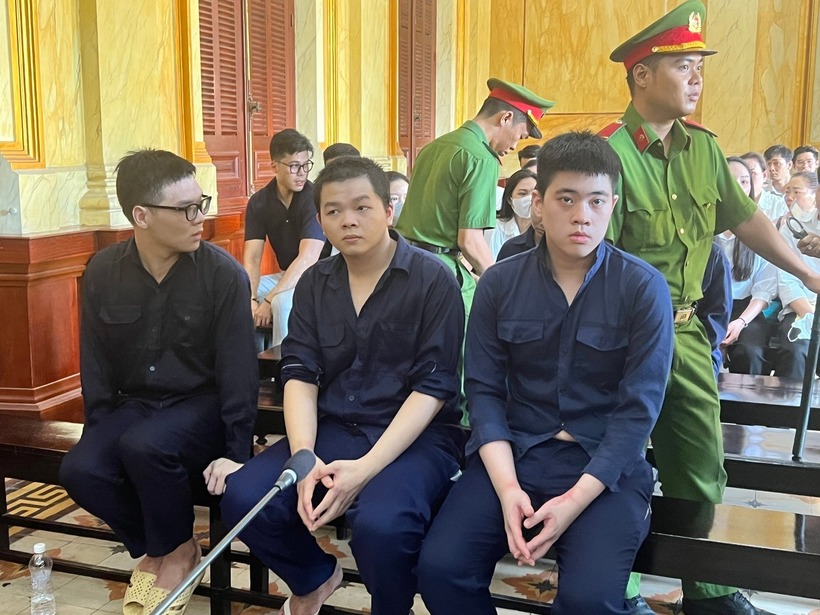 Nhóm đối tượng tại phiên toà xét xử. Ảnh: Dân Trí