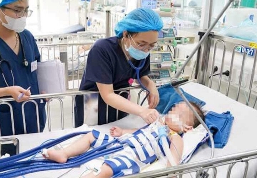Bệnh nhi H.T đang được các bác sĩ điều trị tích cực. Ảnh: VTC News