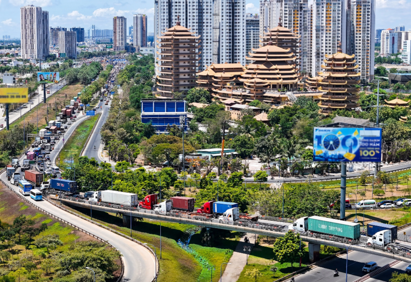 Cách đó khoảng 2km, tình trạng tương tự cũng xảy ra trên đường Võ Nguyên Giáp hướng từ ngã tư Thủ Đức về cụm cảng ICD Trường Thọ.