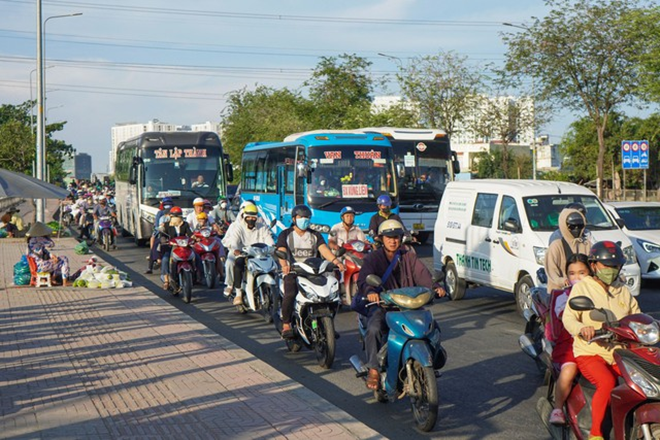 Cùng thời điểm, dọc Quốc lộ 1 (hướng từ TP.HCM về các tỉnh miền Tây, đoạn qua huyện Bình Chánh), hình ảnh dòng xe máy nối đuôi nhau khiến nhiều đoạn ùn ứ trong thời gian ngắn cũng xuất hiện.