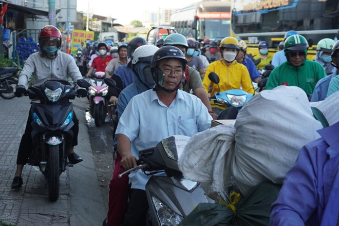 Do vào thời điểm tan tầm nên lưu lượng phương tiện gia tăng đột ngột đã làm cho tuyến Quốc lộ 1 xảy ra tình trạng quá tải. Lượng phương tiện giao thông ngày càng tăng khiến việc ùn ứ kéo dài; nhiều xe máy đi lên cả lề đường ở nút giao để thoát điểm kẹt xe.