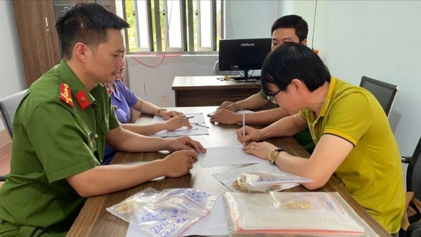 Công an làm thủ tục bàn giao tài sản cho chủ tiệm vàng. Ảnh: Pháp luật TP.HCM