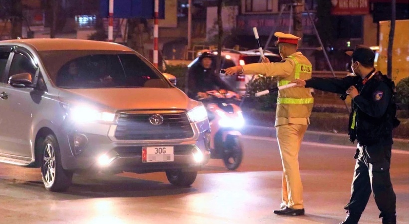 Xe không có đèn chiếu sáng là hành vi vi phạm Luật Giao thông đường bộ. (Ảnh minh họa)