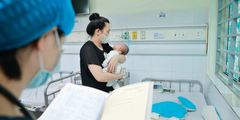 Bác sĩ điều trị cho một bệnh nhi mắc bệnh truyền nhiễm. Ảnh: TTXVN