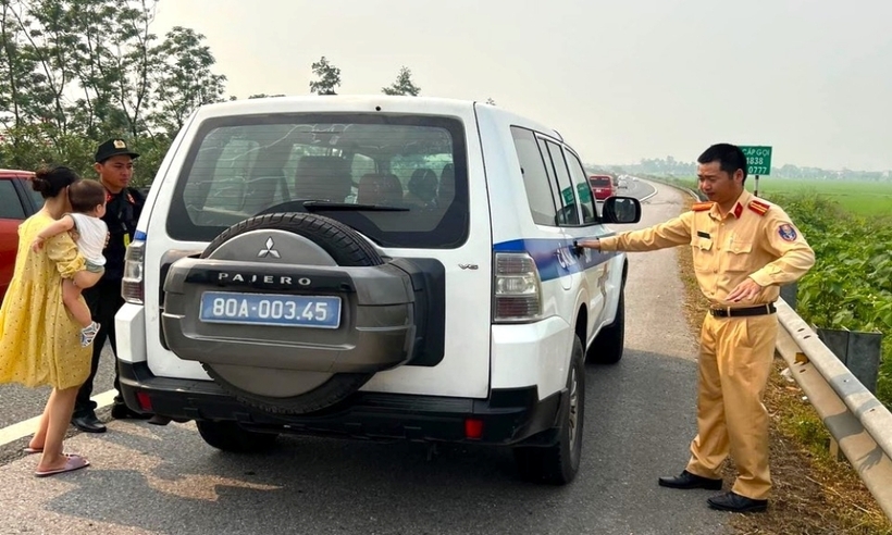CSGT kịp thời hỗ trợ người dân bị hỏng xe trên cao tốc dưới thời tiết nắng nóng. Ảnh: Báo Tin Tức