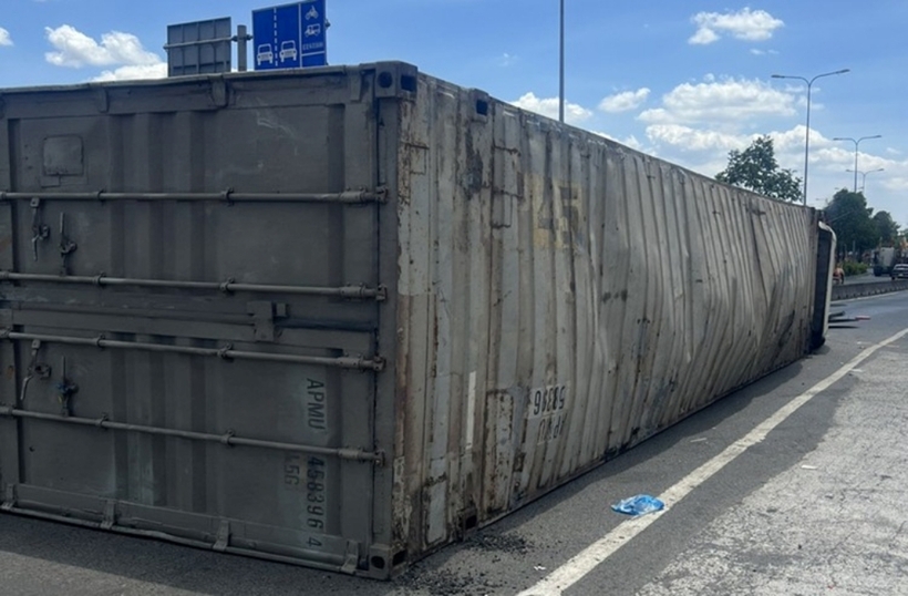 Xe container đâm vào dải phân cách rồi lật ngang trên Quốc lộ 1. Ảnh: Báo Tin Tức