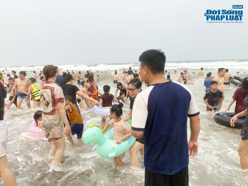 “Tôi cảm nhận được không khí nghỉ lễ khi về đây. Hiện nay nhiều người thích du lịch “chữa lành”, thế nhưng với đặc thù công việc văn phòng, chính vì thế tôi thích nghỉ lễ với không khí đông đúc”, chị Oanh chia sẻ.
