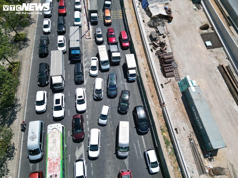 VTC News đưa tin chiều 28/4, giao thông tại cửa ngõ phía Đông TP.HCM tiếp tục căng thẳng, các tuyến đường dẫn vào cao tốc TP.HCM - Long Thành - Dầu Giây quá tải, các ô tô chuyển hướng, nối đuôi nhau vào phà Cát Lái.