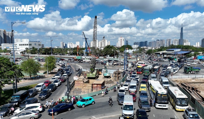 Từ 10h cùng ngày, hàng nghìn phượng tiện đổ về nút giao An Phú để vào đường dẫn lên cao tốc TP.HCM - Long Thành - Dầu Giây. Tuy nhiên, khu vực này vẫn đang thi công nên khi lượng xe đổ về quá nhiều dẫn đến tình trạng ùn ứ. Các ô tô dàn hàng ngang, khó khăn nhích từng chút một trên đường. Các tài xế mất hơn 1 giờ để di chuyển qua đoạn đường dài hơn 3km.