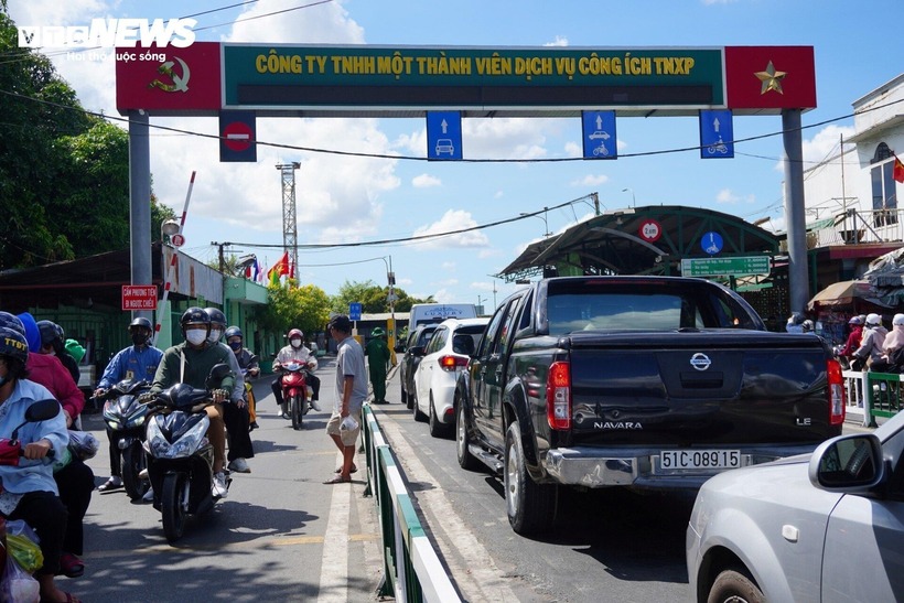 Trong đó, khu vực cầu Long Thành chỉ có 2 làn xe trở thành 'nút thắt cổ chai", cộng thêm xe container, xe tải di chuyển chậm qua cầu là nguyên nhân chính gây ùn ứ giao thông.