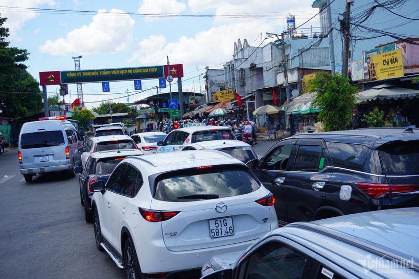 Cao tốc TP.HCM - Long Thành - Dầu Giây quá tải nên nhiều tài xế buộc rẽ hướng sang phà Cát Lái để di chuyển qua bờ huyện Nhơn Trạch. Tuy nhiên, trước cửa phà cũng kẹt cứng. "Đường cao tốc không đi được, chỉ còn cách chuyển qua đi phà nhưng cũng kẹt cứng, quá mệt nhọc", anh Đông nói. Từ 12h, anh Đông đưa gia đình đi Vũng Tàu tắm biển nhưng do đường kẹt cứng nên việc di chuyển khá khó khăn, đi hơn 2 giờ vẫn chưa hết đường tắc.