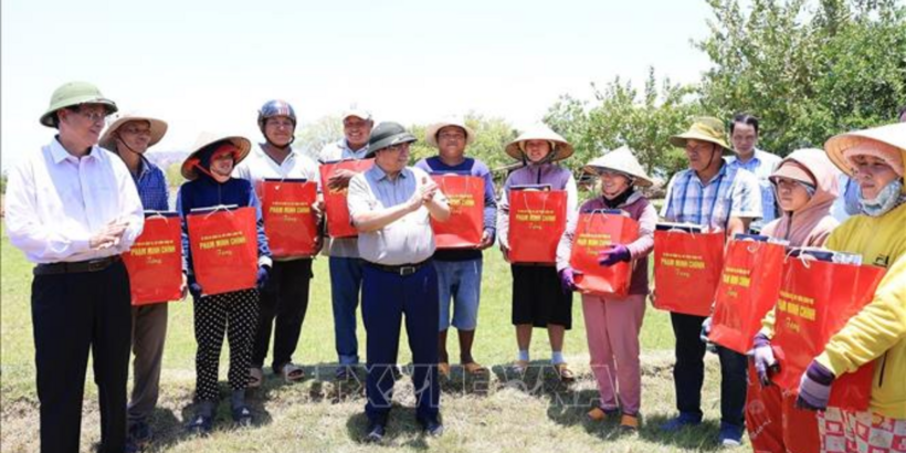 Thủ tướng Phạm Minh Chính tặng quà cho nông dân huyện Ninh Sơn. Ảnh: Dương Giang/TTXVN