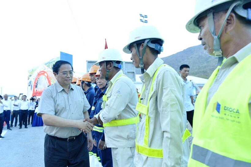 Thủ tướng động viên đội ngũ kỹ sư, công nhân thi công tuyến cao tốc Cam Lâm - Vĩnh Hảo
