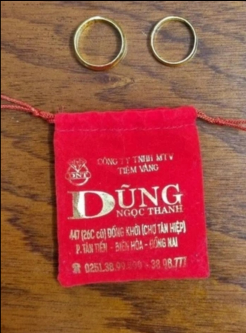 Hai nhẫn vàng được cơ quan chức năng phát hiện tại nhà riêng của Sơn. Ảnh: Dân trí.