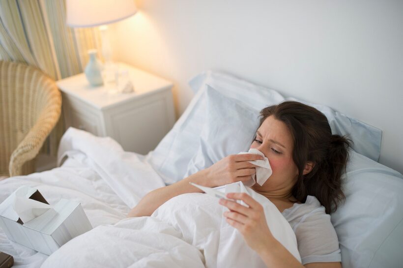 Người mắc viêm xoang luôn ám ảnh mỗi khi giao mùa hoặc thời tiết nắng nóng phải sử dụng điều hòa. Ảnh minh họa