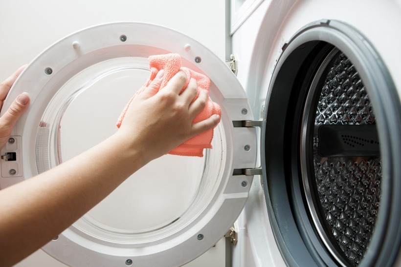 Máy giặt cần được bảo dưỡng và vệ sinh đúng cách sau một thời gian sử dụng. Ảnh minh họa