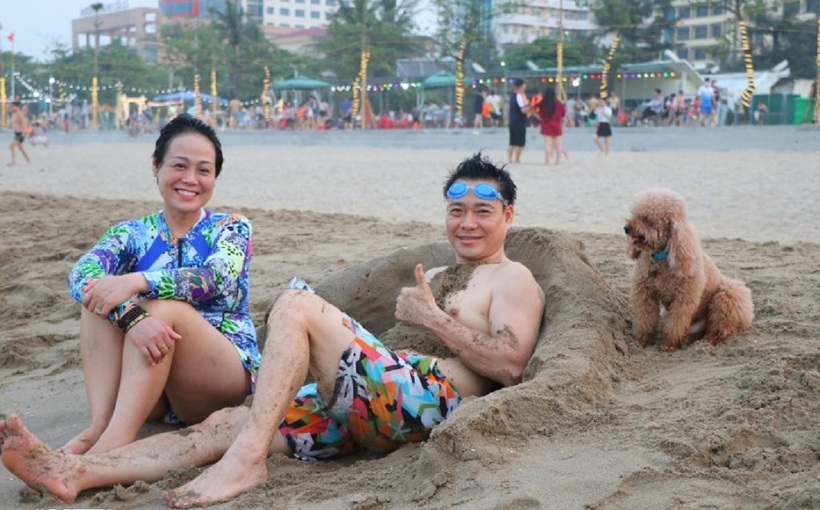 Nhiều du khách chia sẻ do vé máy bay tăng cao, họ lựa chọn Cửa Lò là điểm đến cho kỳ nghỉ lễ năm nay bởi không mất nhiều thời gian đi lại, lại vừa tiết kiệm chi phí.