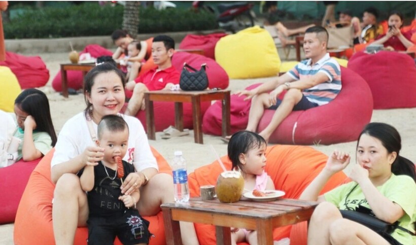Điểm mới về với Cửa Lò năm nay thay đổi so với nhiều năm trước mà nhiều du khách cảm nhận được là việc chính quyền địa phương đã giải tỏa hơn 200 ki ốt buôn bán ở phía đông đường Bình Minh. Do vậy, người dân và du khách thấy không khí biển "thông thoáng và gần gũi hơn".