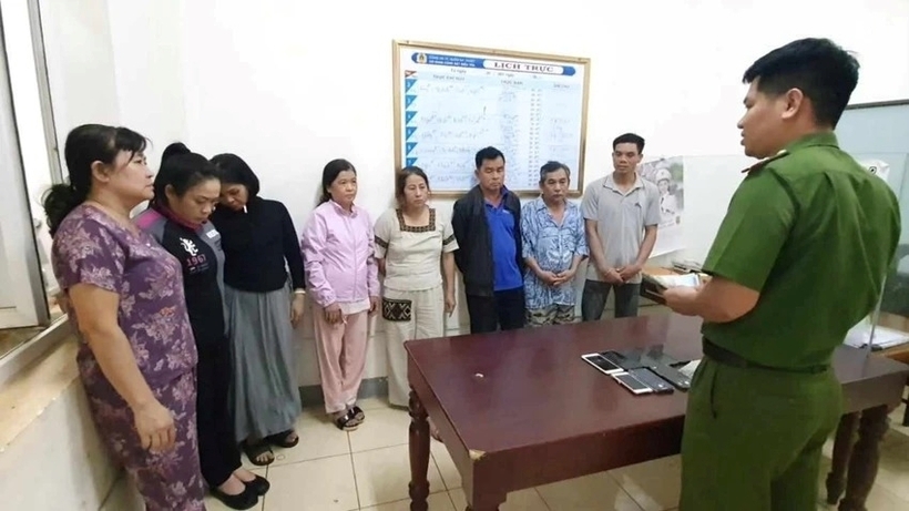 Các đối tượng bị tạm giữ để điều tra về hành vi đánh bạc và tổ chức đánh bạc. Ảnh: Pháp luật TP.HCM