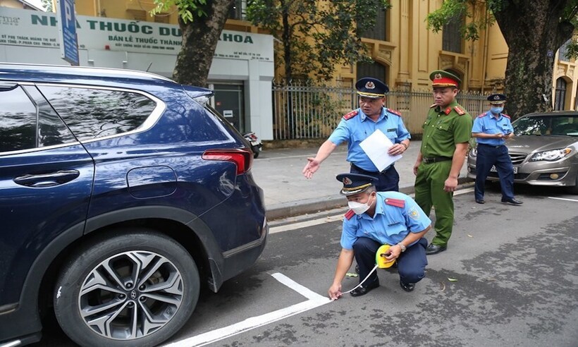 Thanh tra Sở GTVT Hà Nội kiểm tra vi phạm của đơn vị trông giữ xe dưới lòng đường