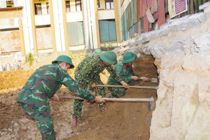 Lực lượng chức năng mở rộng tìm kiếm tại khu vực phát hiện hài cốt liệt sỹ. Ảnh: Dân Trí.