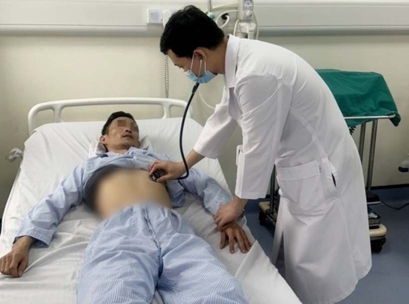 Bác sĩ thăm khám cho bệnh nhân trước khi xuất viện. Ảnh: Tri Thức