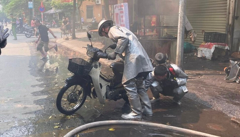Ngay sau khi dập tắt đám cháy, Công an quận Bắc Từ Liêm đã khuyến cáo người dân xung quanh khu vực về việc sử dụng an toàn các thiết bị điện những ngày nắng nóng.