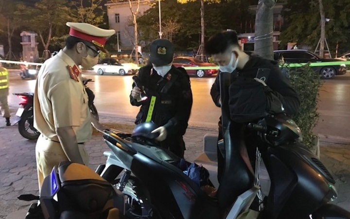 Cảnh sát 141 có được phép kiểm tra điện thoại hay không là câu hỏi được nhiều người quan tâm. (Ảnh minh họa)