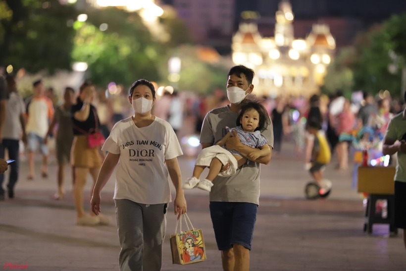 Khoảng hơn 19h, khu vực phố đi bộ Nguyễn Huệ đã bắt đầu nhộn nhịp, nhiều gia đình cùng nhau dạo phố vui chơi trong ngày lễ.