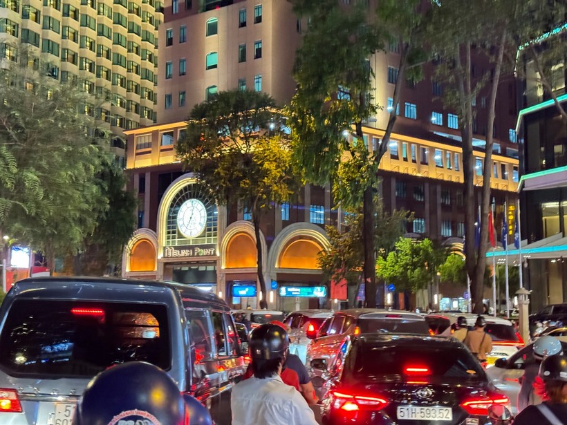 Nhiều tuyến đường đông nghẹt, các phương tiện di chuyển chậm, có thời điểm các phương tiện phải chôn chân vì mật độ phương tiện lưu thông quá cao.
