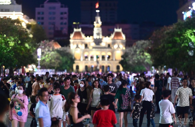 Phố đi bộ Nguyễn Huệ đông nghẹt người.