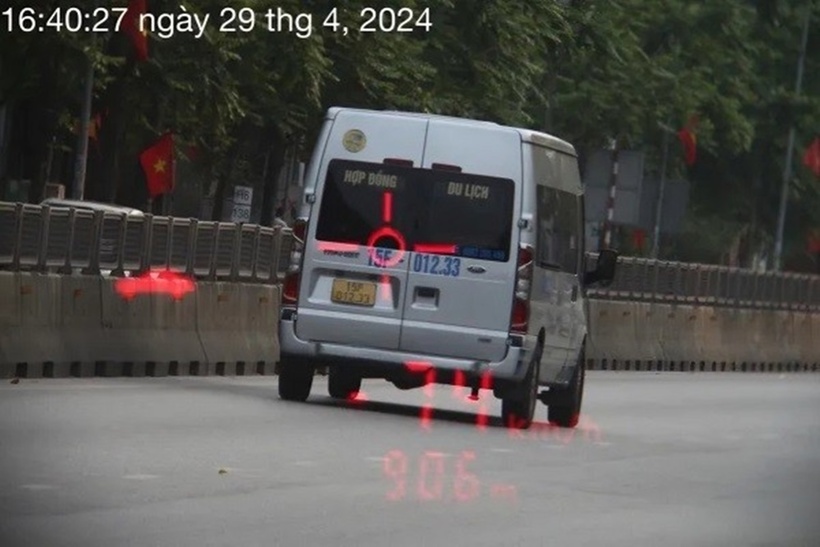 Xe ô tô loại 16 chỗ mang BKS 15F-012.33 vi phạm tốc độ 75/60km/h. Ảnh: Báo Giao thông.