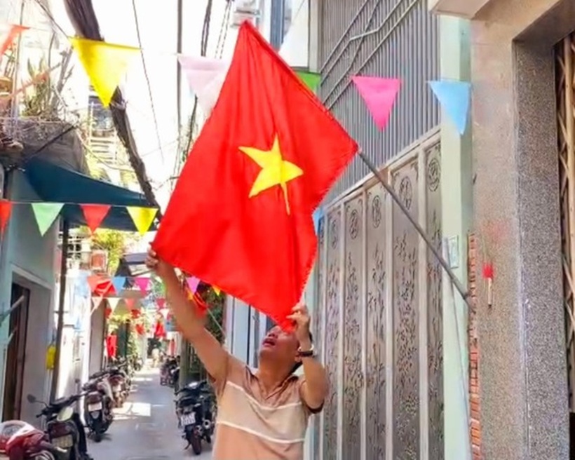 Người dân tại quận Hải Châu, TP. Đà Nẵng treo cờ chào đón ngày lễ 30/4 - Ảnh: VGP/Nhật Anh