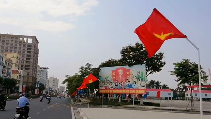 Các tuyến phố chính của TP. Đà Nẵng được trang trí cờ, hoa chào đón ngày lễ lớn của dân tộc - Ảnh: VGP/Nhật Anh