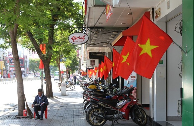 Các cửa hàng cũng hòa chung không khí đón ngày lễ lớn của đất nước - Ảnh: VGP/Vũ Phong