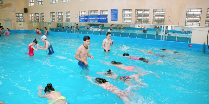 Một giờ học bơi của học sinh Hà Nội.