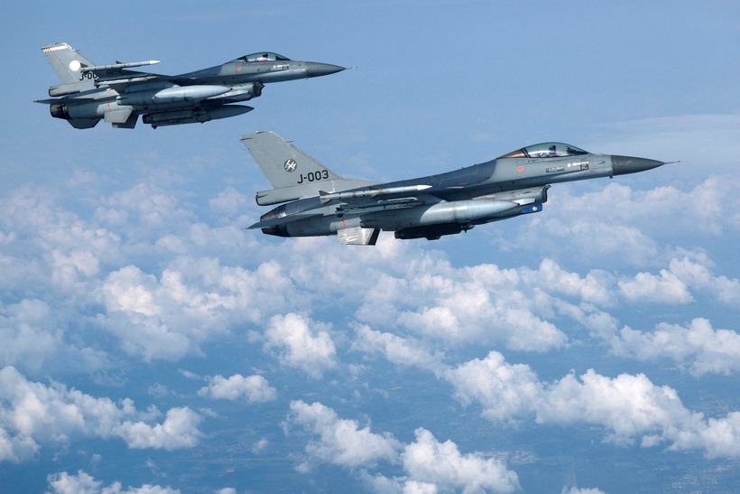 Ukraine gấp rút chuẩn bị bảo vệ tiêm kích F-16 trước Nga. Ảnh: Reuters