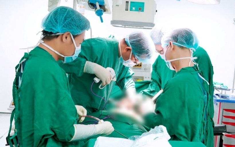 Các bác sĩ tiến hành phẫu thuật cho bệnh nhân. Ảnh: VTV Times