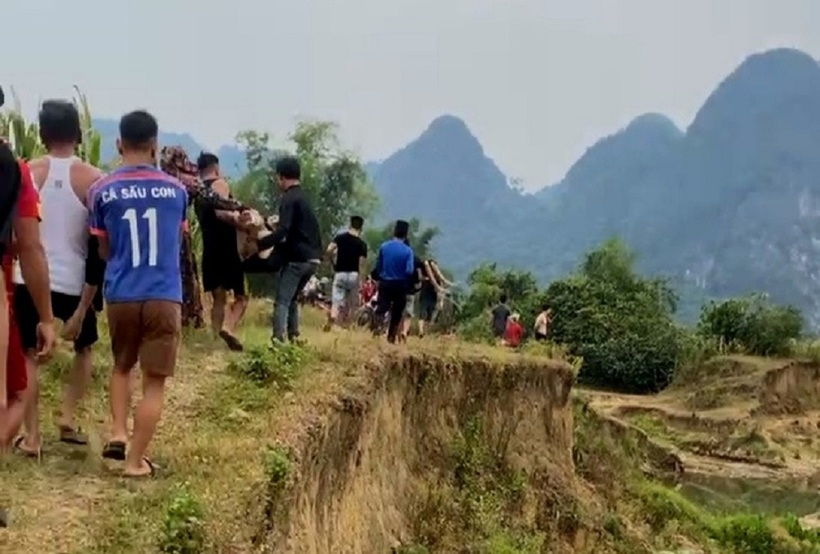 Thi thể 3 học sinh chết đuối ở Quảng Bình được đưa về nhà. Ảnh: Tuổi Trẻ