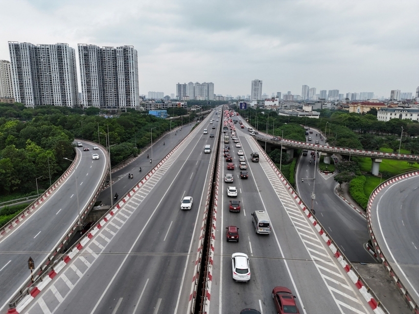 VietNamNet đưa tin chiều 1/5, lượng ô tô dồn về cao tốc Pháp Vân - Cầu Giẽ - Ninh Bình - Cao Bồ - Mai Sơn tăng nhanh theo chiều từ các tỉnh Thanh Hóa, Ninh Bình, Nam Định, Hà Nam... vào Hà Nội và các tỉnh phía Bắc. Mặc dù lượng phương tiện đông nhưng không xảy ra tình trạng ùn tắc.