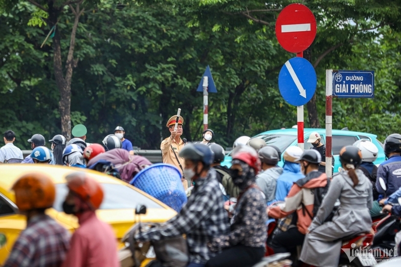 Theo Phòng CSGT Công an TP.Hà Nội, trong suốt kỳ nghỉ lễ 5 ngày, đơn vị đã ứng trực 100% quân số. Thông qua công tác tuần tra, kiểm soát, lực lượng của đơn vị đã bàn giao 148 phương tiện, 156 đối tượng có các hành vi nẹt pô, rú ga, điều khiển xe không biển kiểm soát... cho công an các phường để xác minh, xử lý theo quy định.